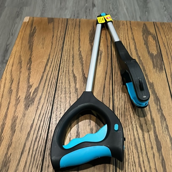 Black and Blue Reacher Grabber Tool - Picture 2 of 2
